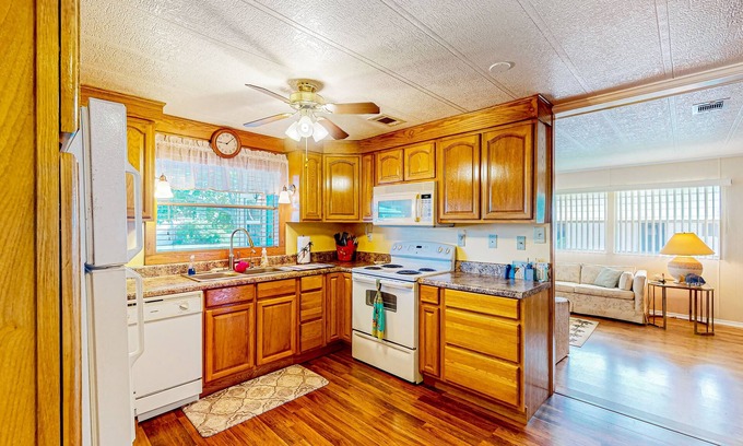 Ellenton Casa | Private community home with on-site pool, screened patio, central AC, & W/D