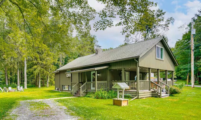 Austerlitz Casa | Private Cottage Close to Shopping, Skiing, Swimming, Hiking, Biking and Dining.