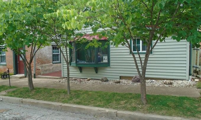 Hermann Cabaña | Private Cottage located in Historic District of Hermann Missouri. Park your car and walk to shops, wineries, distilleries, breweries, tasting rooms, restaurants and more!