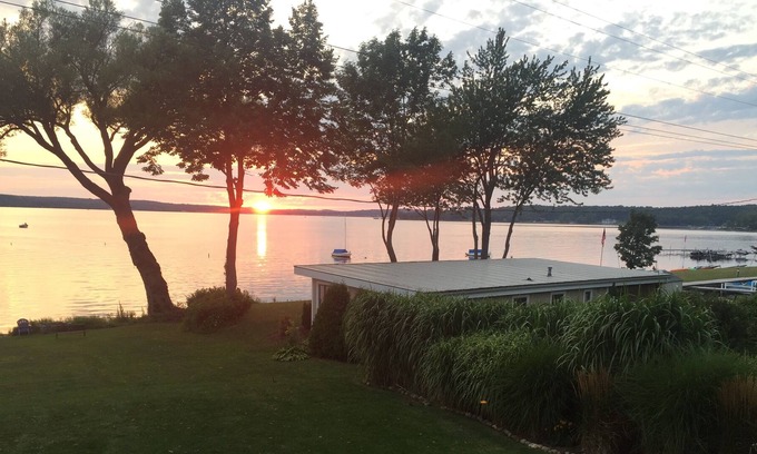 Niobe Cabaña | Cottage privado en 80 pies de Prime Lakefront-Impresionantes puestas de sol.