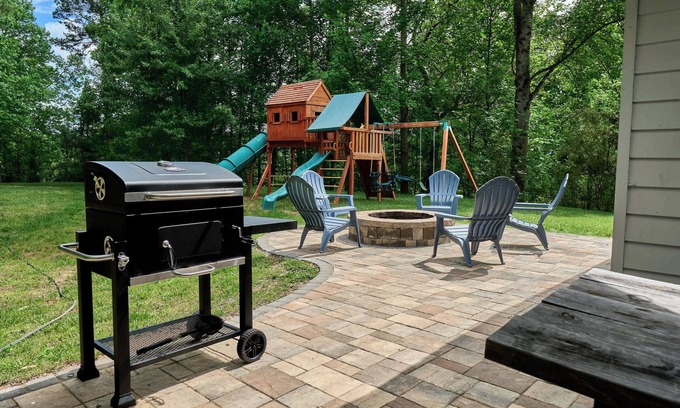 Rutherfordton Casa | Private Countryside Home near Lake Lure:Play Set-FirePit-Grill-Large yard!