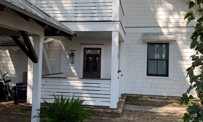 Mount Pleasant Cabaña | Private courtyard cottage-5 min from the beach