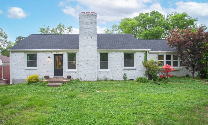 Merry Oaks Casa | Private Cozy 4BR Near Airport! Gated with Fire pit!