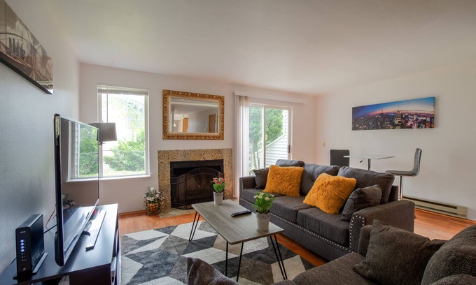 South Juanita Casa | Private, Cozy, and Strategic entire 2 beds TH