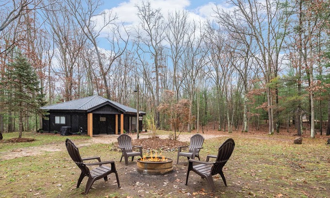 Baldwin Cabina | Private Cozy Cabin in the woods minutes from Baldwin with WiFi, AC and Hot Tub