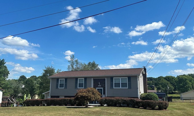 Morristown Casa | Private, Cozy, Clean 4 Bedroom Home in Morristown. WiFi, AC, close to downtown.