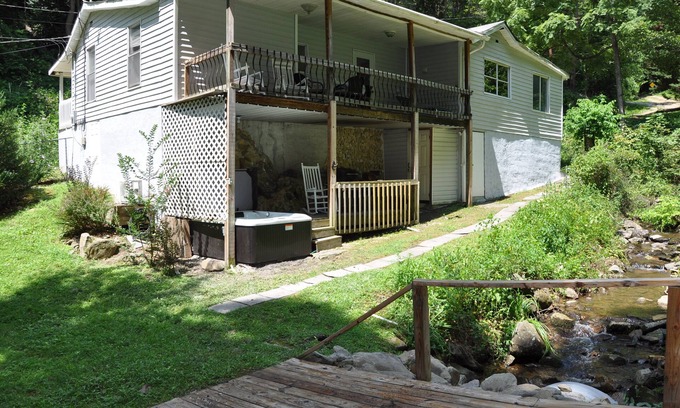 Hot Springs Casa | Private Cozy Creekside cottage...minutes from town. Hot Tub overlooking creek!
