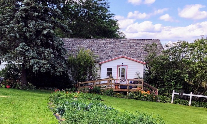 Viroqua Otro | Private, Cozy, Driftless 2BR Farmhouse on 80 acres, 2 miles from Viroqua, WI