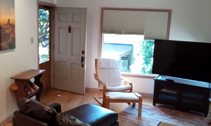 South Wrigley Apartamento | Private, cozy-newly remodeled
