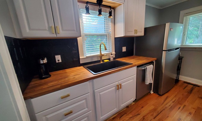 Lee's Summit Casa | Private Cozy & Safe House In Downtown Lee's Summit