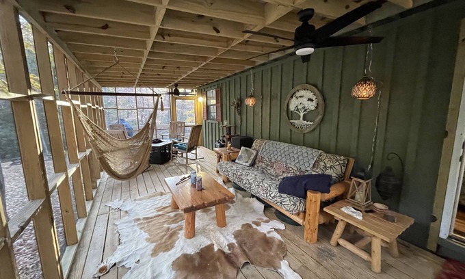 Tellico Plains Cabina | Private Creekside Luxury Bohemian Lodge on Coker Creek with Oversized Hot Tub