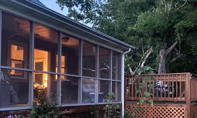 Craig Creek Cabina | Private Creekside Cabin, Ideal for Couples, Small Families