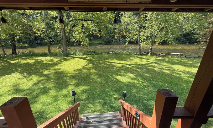 Pine Creek Cabina | Private Creekside Cabin for 2; Hot Tub, Waterfall Hike, Wi-Fi, Fire Pit