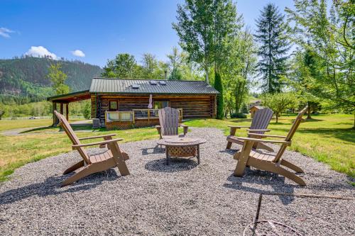 Arlington Heights Casa | Private Deck Dog-Friendly Arlington Cabin