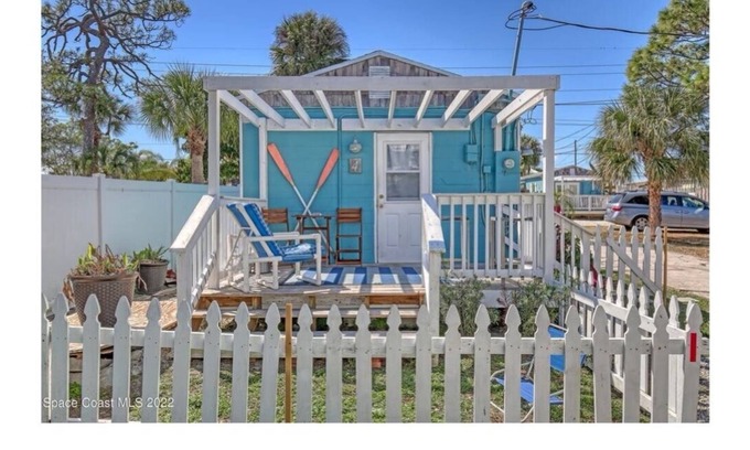 Tropic Cabaña | Private Deck with a Riverview, Studio Cottage