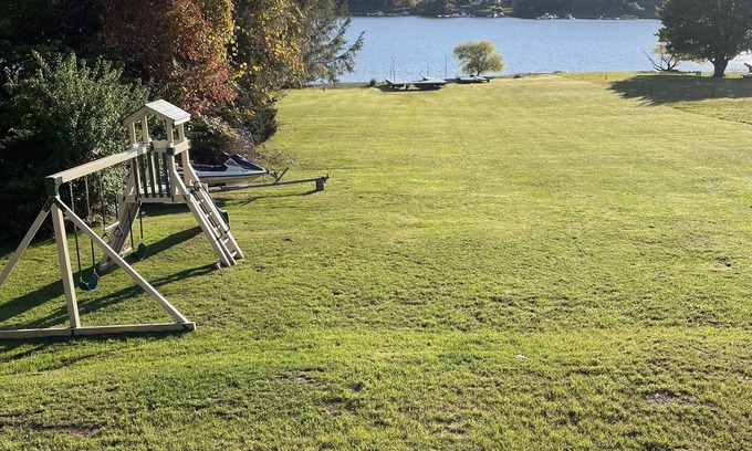 McHenry Cabina | Dock, Hot Tub, Lakefront, Play Set, Large yard