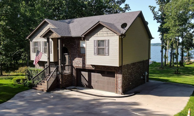 Dover Casa | PRIVATE DOCK, LAKEFRONT, QUIET COVE, EASY LAKE ACCESS FLAT NO STEPS