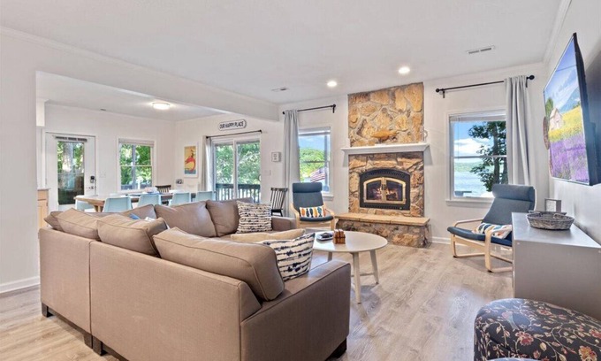 Stover Casa | ¡NUEVO! Amplio Ozarks Lakefront Home w / Decks & Dock