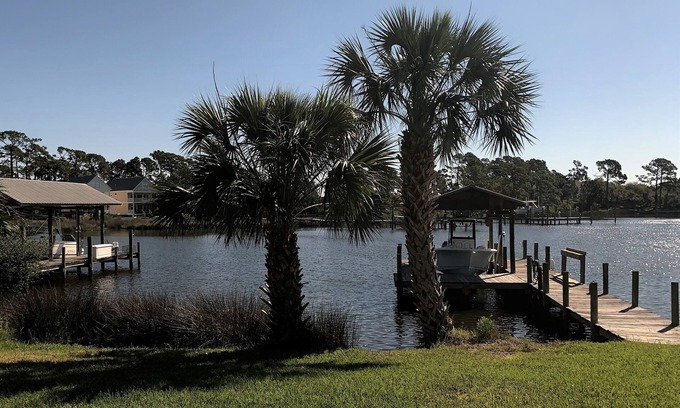 Silver Sands Casa | Private dock on the bay - 3 minute walk to the beach - Sleeps 9 - 3 bedrooms