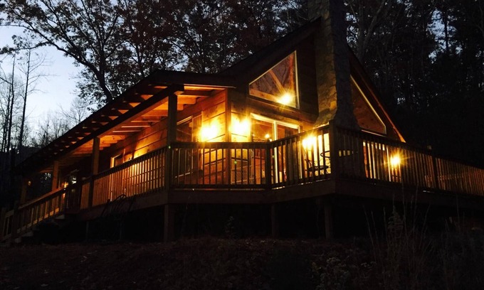 Lake Lure Cabina | * Vistas al lago, se admiten perros, acogedor, 2 lagos, río, comunidad cerrada, canoa, wi gratis