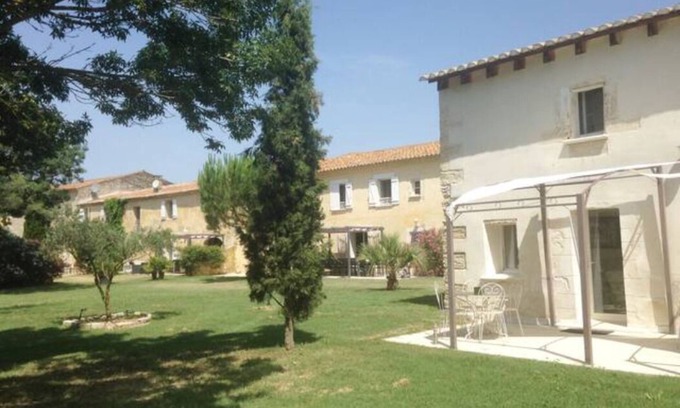 Saint-Gilles Casa | Dominio Privado 36 pers. con 2 piscinas, que consta de auténticas Mas y Casas