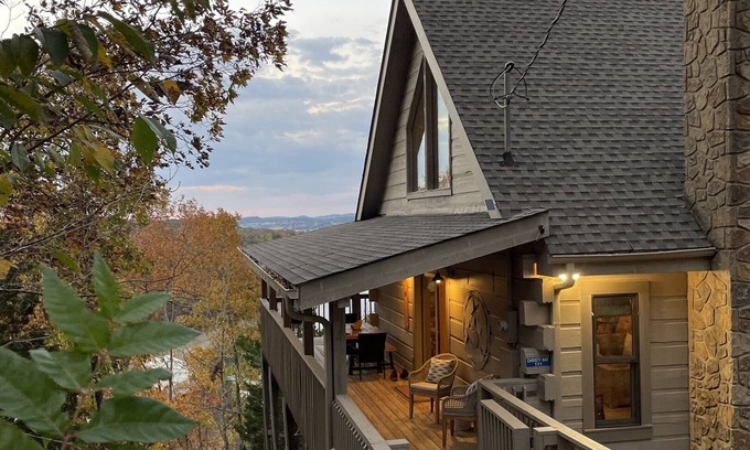 Sevierville Cabina | Private Sevierville Lake Cabin | Hot Tub Views