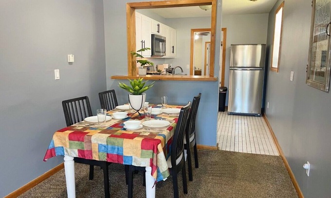 Chesterton Apartamento | Private Downtown Apt, King Bed, Jet Bath, Fireplace, Grill, near Indiana Dunes
