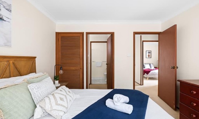 Milperra Casa | Private Ensuite Queen Room - Centrally Located at Milperra