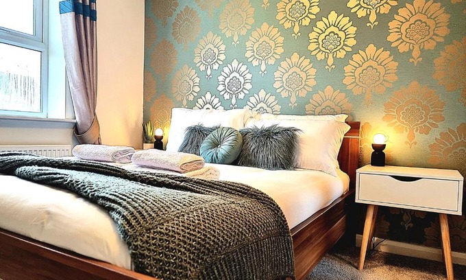Hamilton Casa | Private Ensuite Room in Modern Home near General Hospital