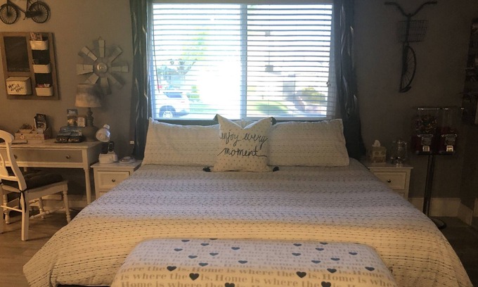 Boulder City Apartamento | Private entrance king bed, Wi-Fi, lots of amenities Kayaks and bikes