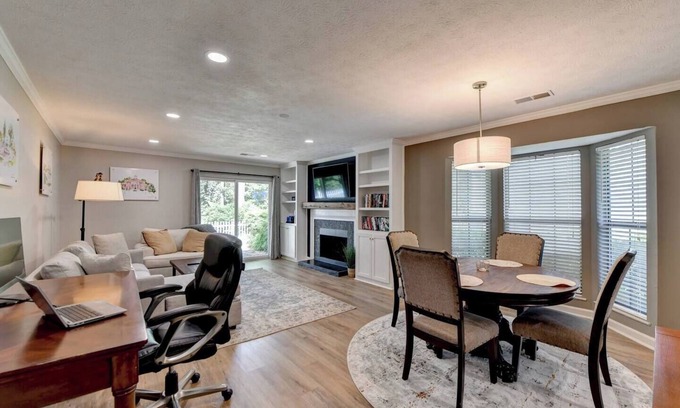 Alpharetta Casa | Private Escape - Dine in downtown Alpharetta/shop at Avalon, Walk to Downtown Alpharetta in 9 minute