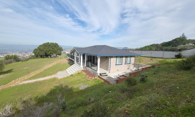 Fairview Apartamento | Private Estate with Million Dollar Views in the Heart of the S. F. Bay Area.