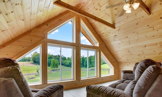 Robertsdale Cabina | Private Farm Setting w/ 7-bedroom cabin & pond, Plus 3 acres of yard space