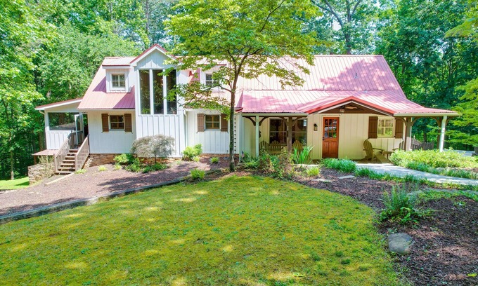 Canton Otro | Private Farmhouse on 5 Secluded Acres