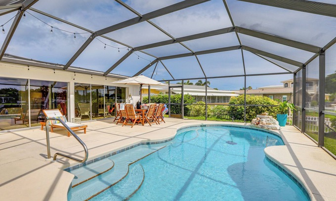 Palmetto Casa | Private Fishing Dock: Waterfront Palmetto Home!