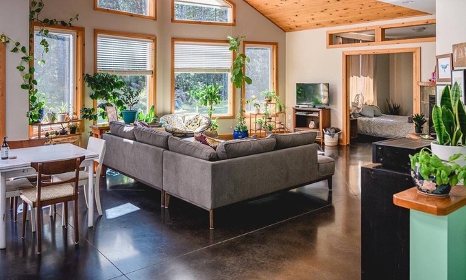 Juan de Fuca Electoral Area Casa | Private forest getaway by the sea