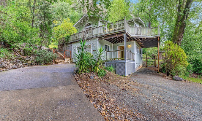 Hacienda Casa | Private forest retreat across the road from Russian River, close to wineries