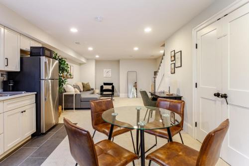Capitol Hill Apartamento | Private Garage Parking and King Bed - Walk to Metro