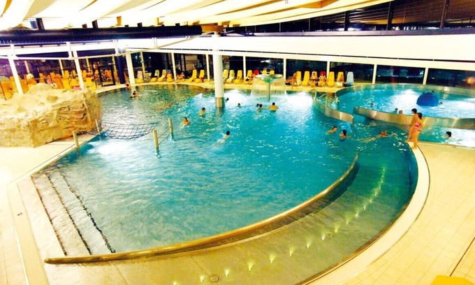 Emberg Apartamento | Jardín privado con barbacoa, columpio, casa de juegos y trampolín