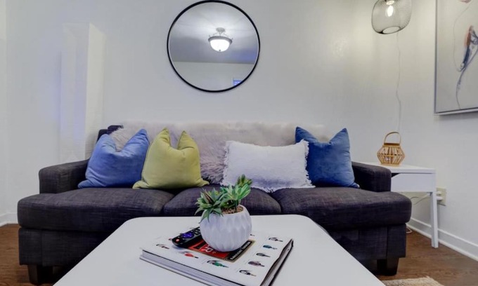 Midtown Apartamento | Private Gated Cottage Walk to Overton Square