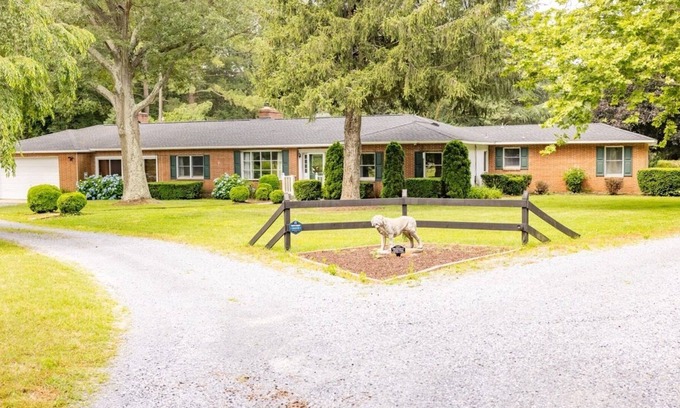 Bethlehem Casa | Private Gated Country Home with Outdoor Pavilion, EV Charger - Dog-Friendly