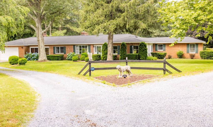 Bethlehem Casa | Private, gated country home with outdoor pavilion & EV charger - dog-friendly