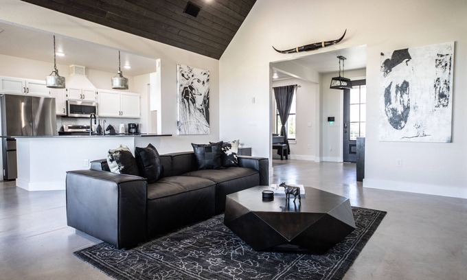 Lockhart Casa | Private gated modern farmhouse in the BBQ capitol of Texas!