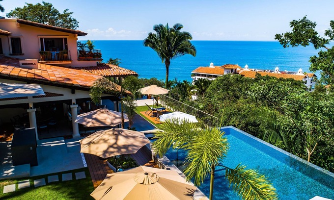 Zona sur Villa | Lujo puro en comunidad privada cerrada Personal completo Playa de arena blanca privada!