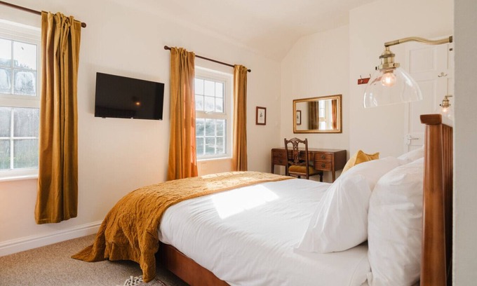 Axford Condominio | Private Room Above The Silks Pub (Room 2)