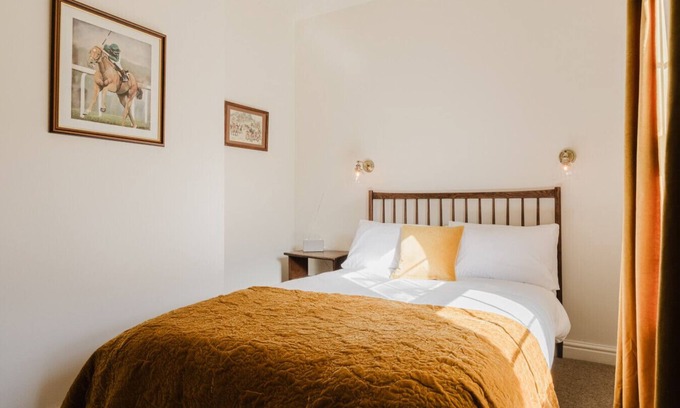Axford Cabina | Private Room Above The Silks Pub (Room 1)