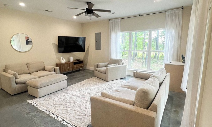 Etta Casa | Private Getaway on 2.5 Acres Family & Pet Friendly!