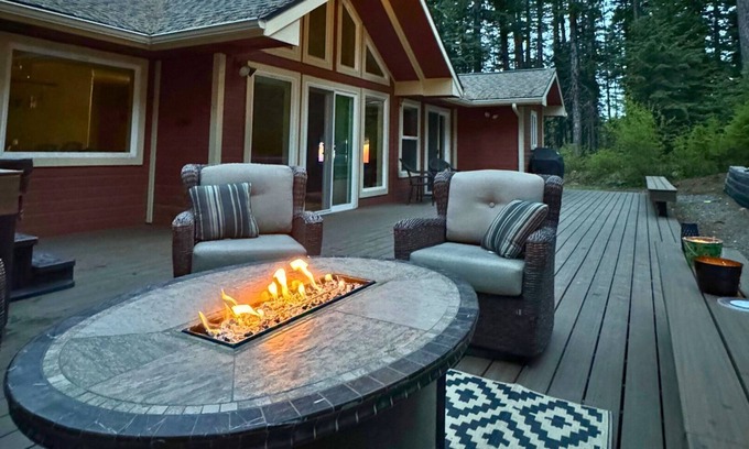 Tamarack Casa | 5Mins To Lake Cascade & Tamarack, Secluded Home with Hot Tub, Dog Friendly
