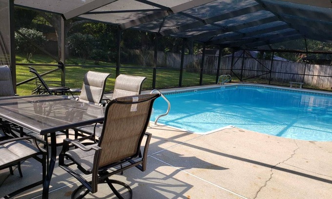 North Northwest Pensacola Casa | Escapada privada con piscina con mosquitero, cocina de lujo y gran patio privado cercado