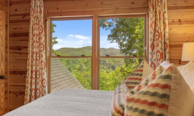 Clayton Cabina | Private Getaway with Views! 8 mins to Lake Burton! Tallulah River 1 mile away!